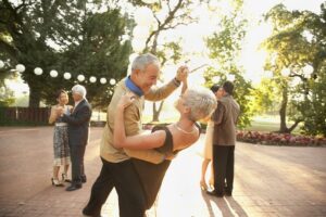 pareja-anciana baile tiktok saber digital gestos historia divertida