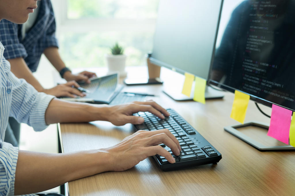 Protegiéndonos en el Mundo Digital El mundo digital es una puerta hacia muchas oportunidades: conectarnos con familiares, aprender cosas nuevas y disfrutar de servicios útiles.