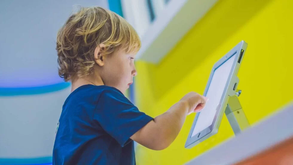 Descubre cómo la tecnología en comunicación aumentativa y alternativa transforma vidas, brindando voz y empoderamiento a personas con necesidades especiales.