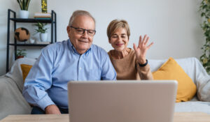 Descubre las tecnologías que transforman la vida de los adultos mayores. Soluciones prácticas y accesibles para mejorar tu calidad de vida. ¡Aprende más!